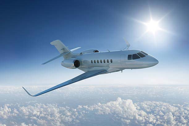 Jet privé en vol de l'industrie aéronautique